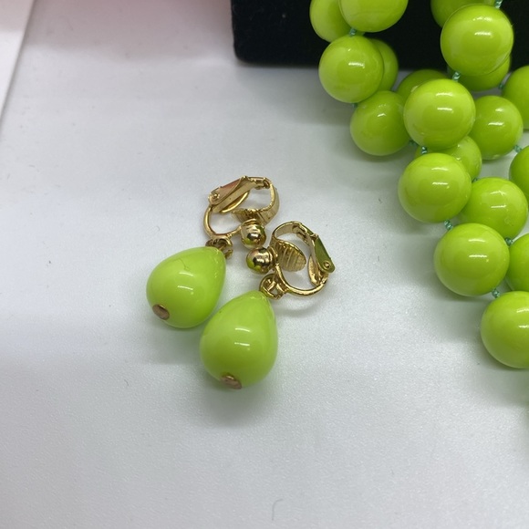 Vintage long strand bright green necklace & clip earrings set - Picture 2 of 8
